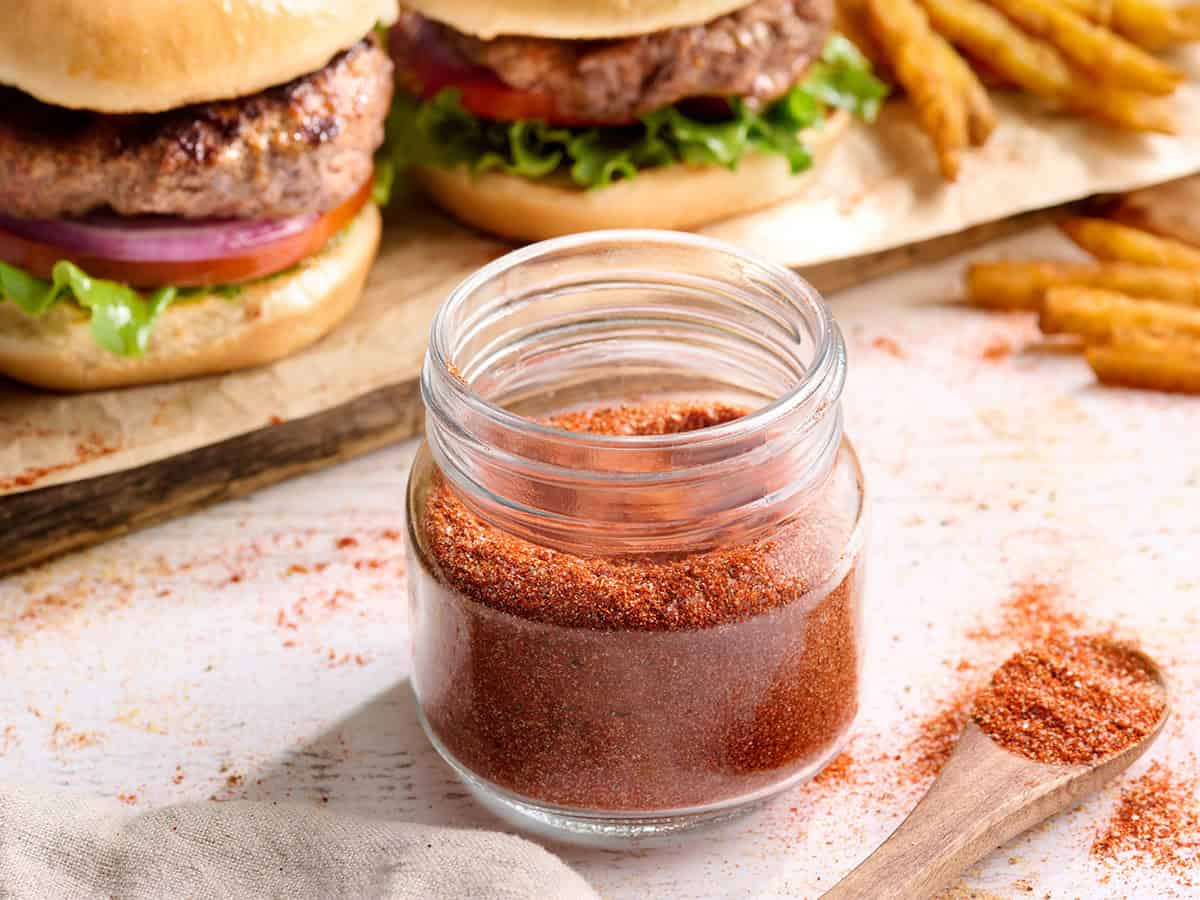 Vue latérale de l'assaisonnement pour hamburger fait maison dans un pot.