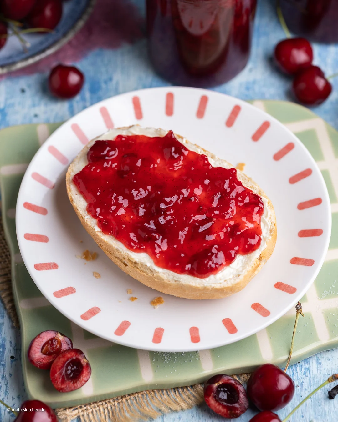 Petits pains de blé à la confiture de cerises