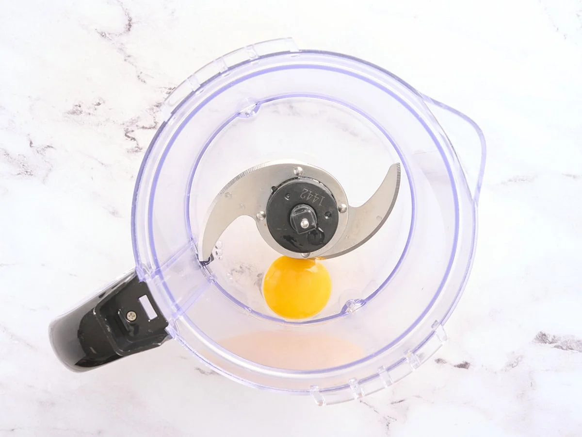 Un œuf dans un robot culinaire.
