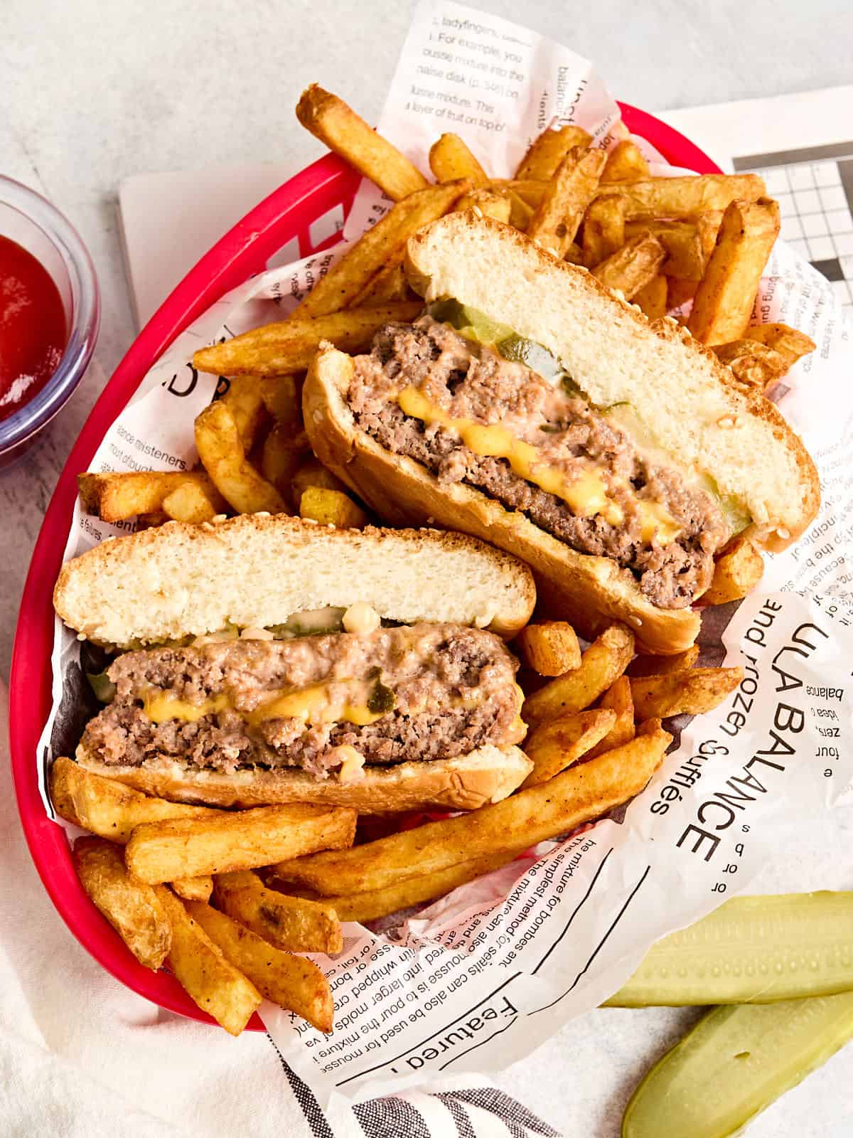 Vue aérienne d'un hamburger lucy juteux farci au fromage dans un panier avec des frites.