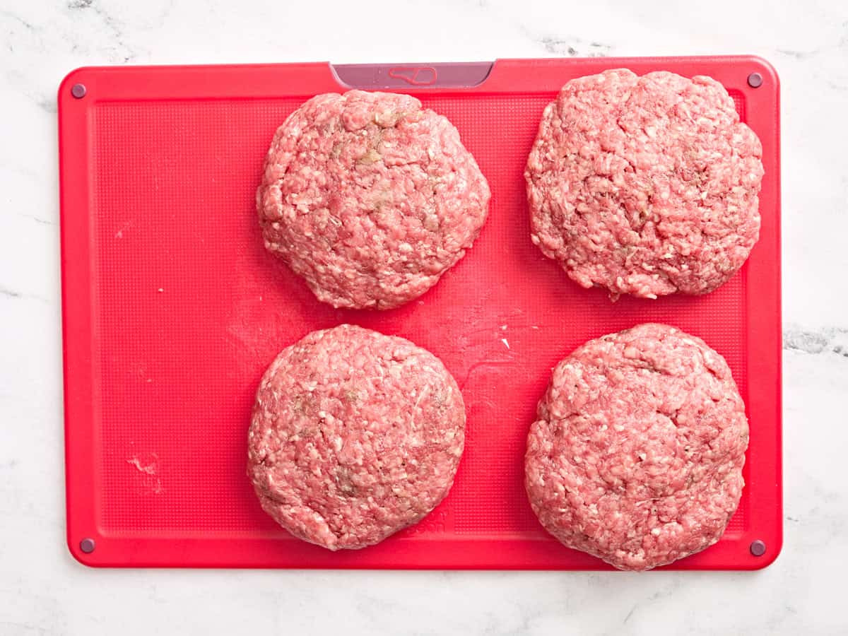 Galettes de hamburger farcies au fromage.