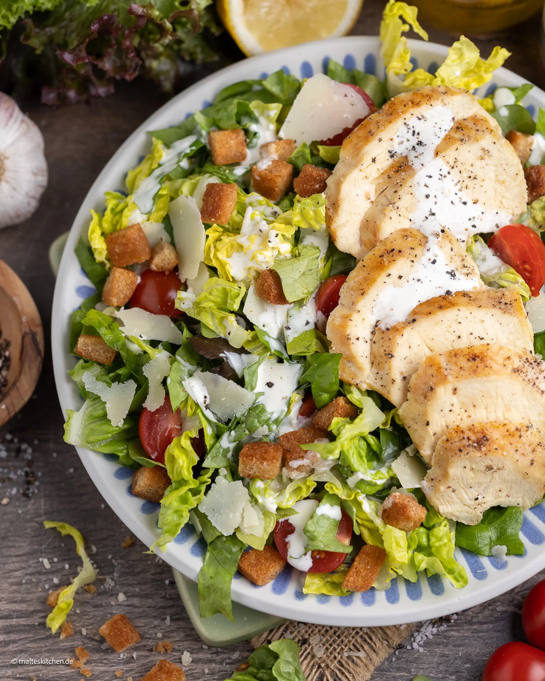Salade César croquante avec laitue romaine et poulet