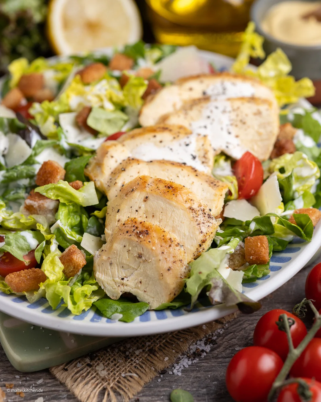 Poulet avec salade et vinaigrette César