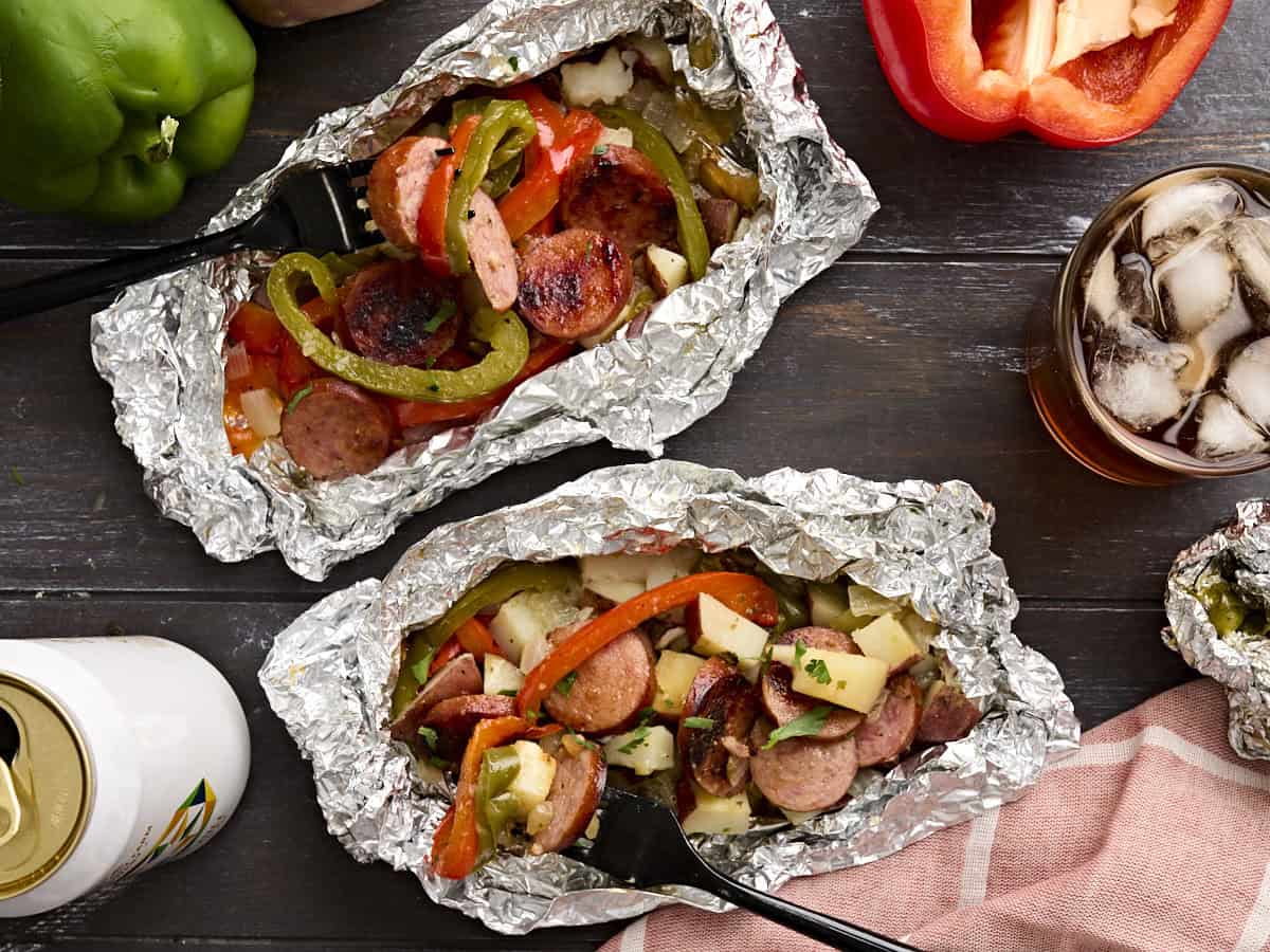 Vue aérienne de deux paquets d'aluminium avec une fourchette en prenant.