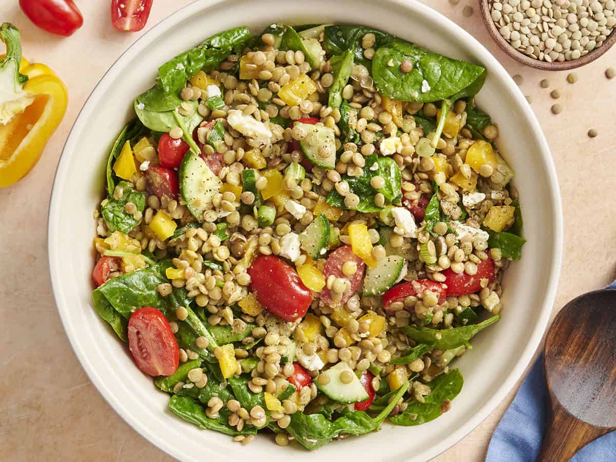 Vue aérienne d'un bol de salade de lentilles d'été.