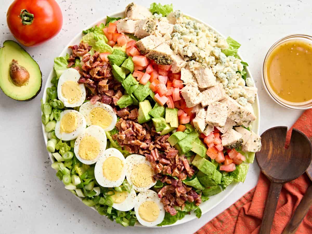 Vue aérienne d'une salade Cobb dans un bol de service.