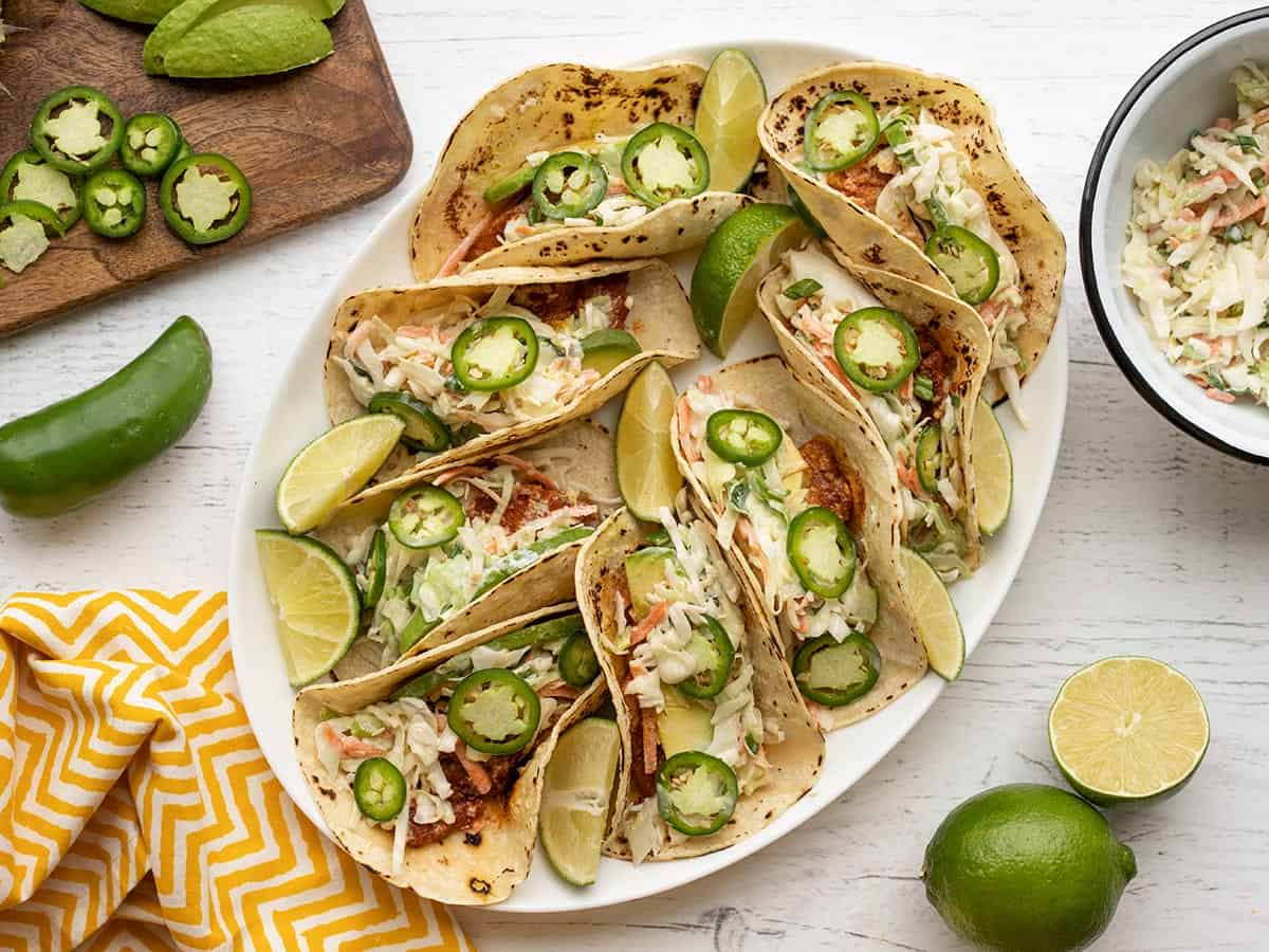 Tacos au poisson sur un plateau avec garnitures sur les côtés