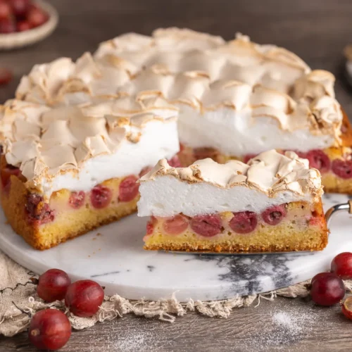 Gâteau aux groseilles et meringue