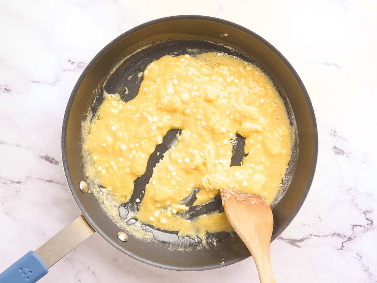 Oeufs de fromage cottage cuits dans une poêle.