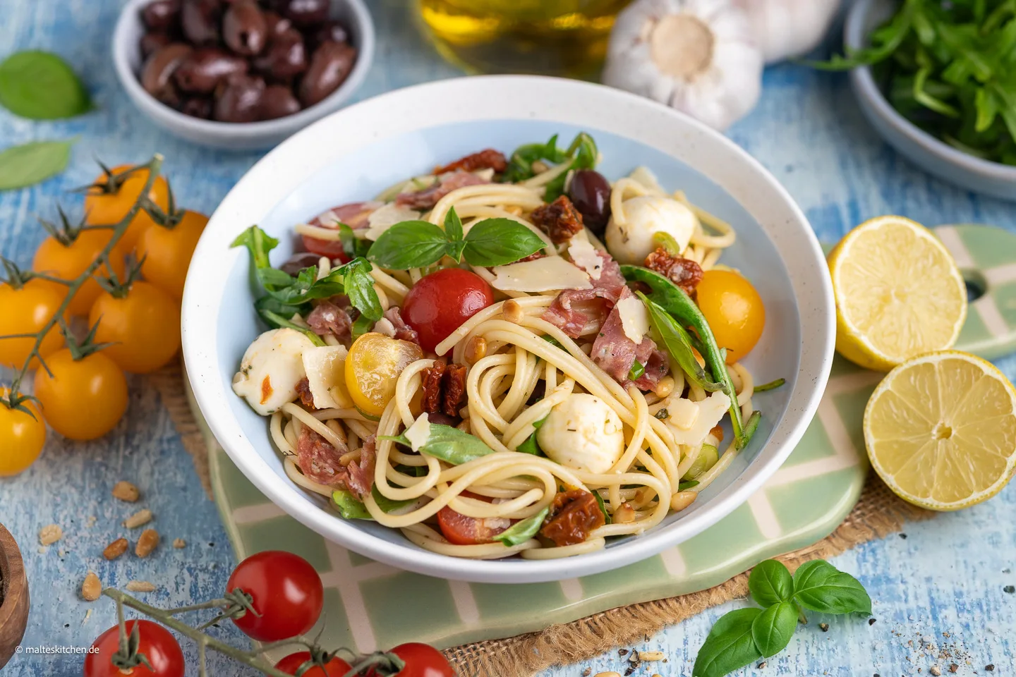 Salade de spaghettis italienne à la roquette et tomates séchées