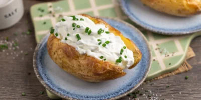 Pommes de terre au four au fromage blanc aux herbes : un accompagnement très apprécié !