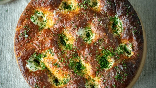Pain de pommes de terre au four avec crème sure et ciboulette