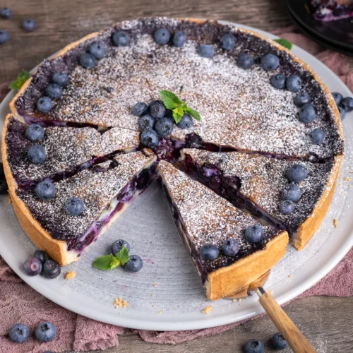 Gâteau aux myrtilles recouvert d'un glaçage à la crème