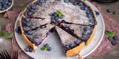 Gâteau aux myrtilles recouvert d'un glaçage à la crème