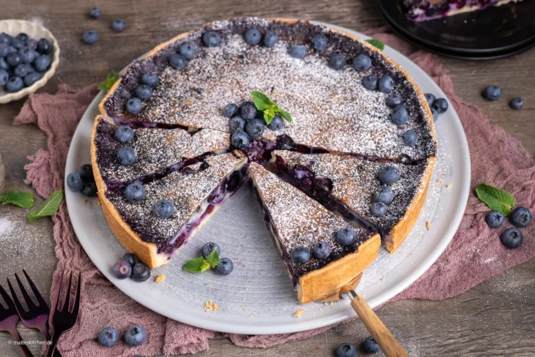Gâteau aux myrtilles recouvert d'un glaçage à la crème