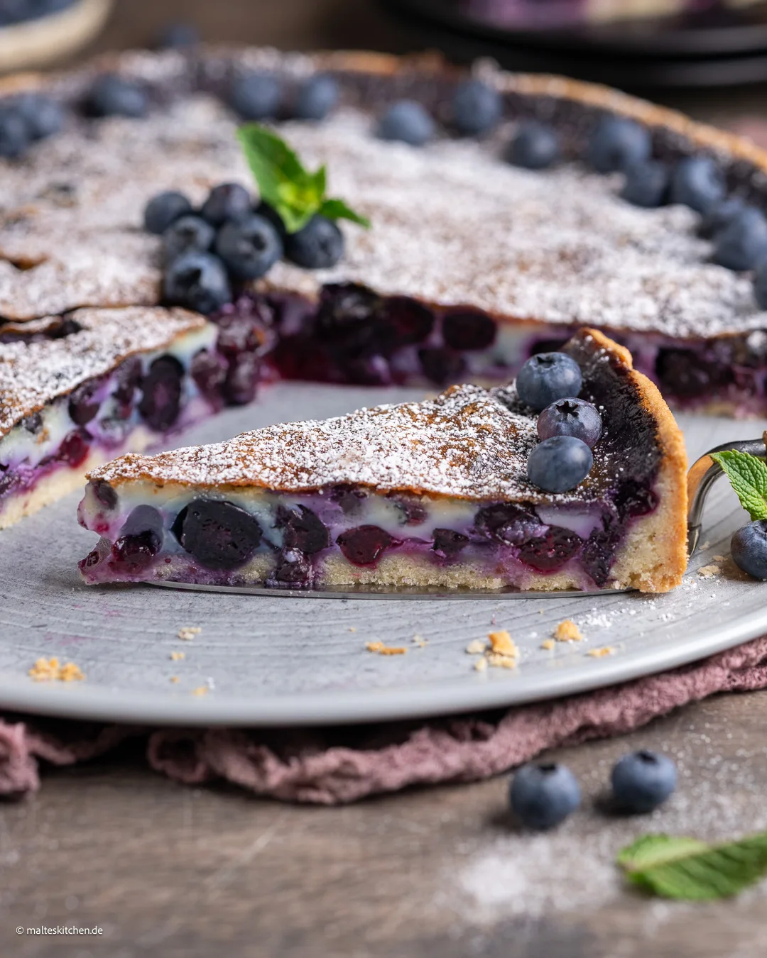 Gâteau aux myrtilles recouvert d'un glaçage à la crème