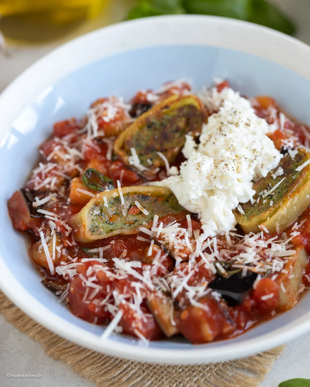 Maultaschen à la sauce tomate aux aubergines