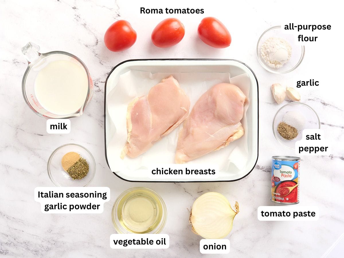 Les ingrédients pour faire du poulet crémeux aux tomates avec des étiquettes.