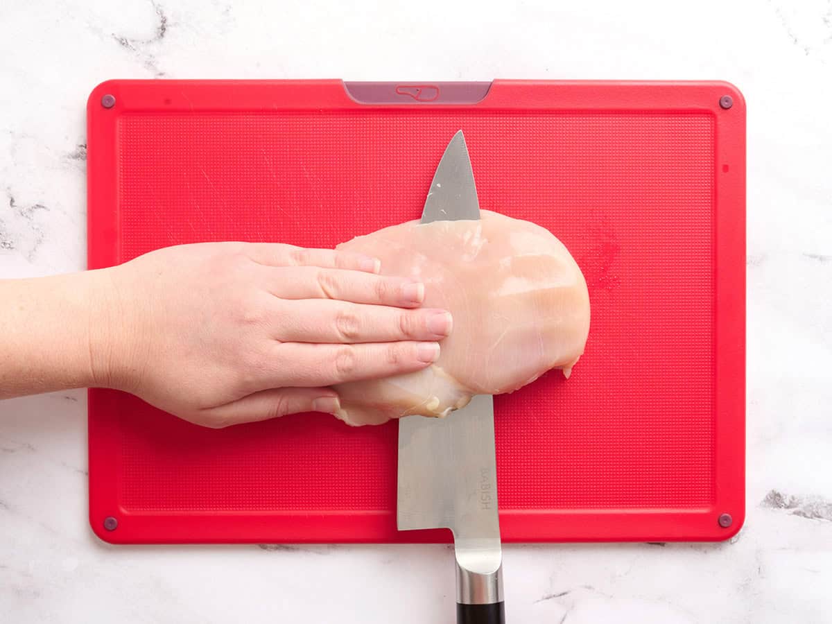 Une poitrine de poulet coupée en deux horizontalement.