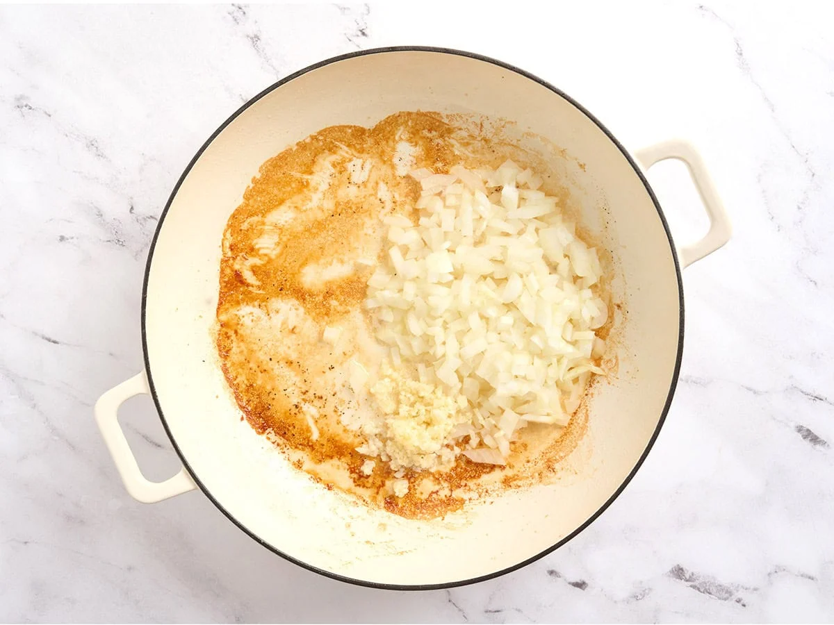 Oignons et ail sautés dans une poêle.