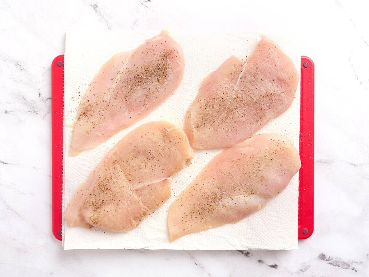 Filets de poulet assaisonnés de sel et de poivre.