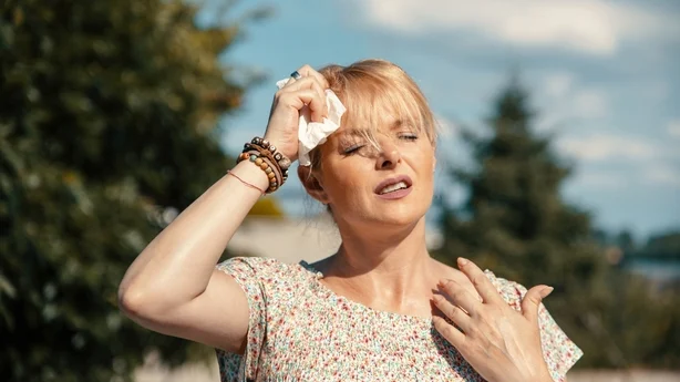 Femme ressentant une douleur intense, de la chaleur, une femme souffrant d'un coup de chaleur. 