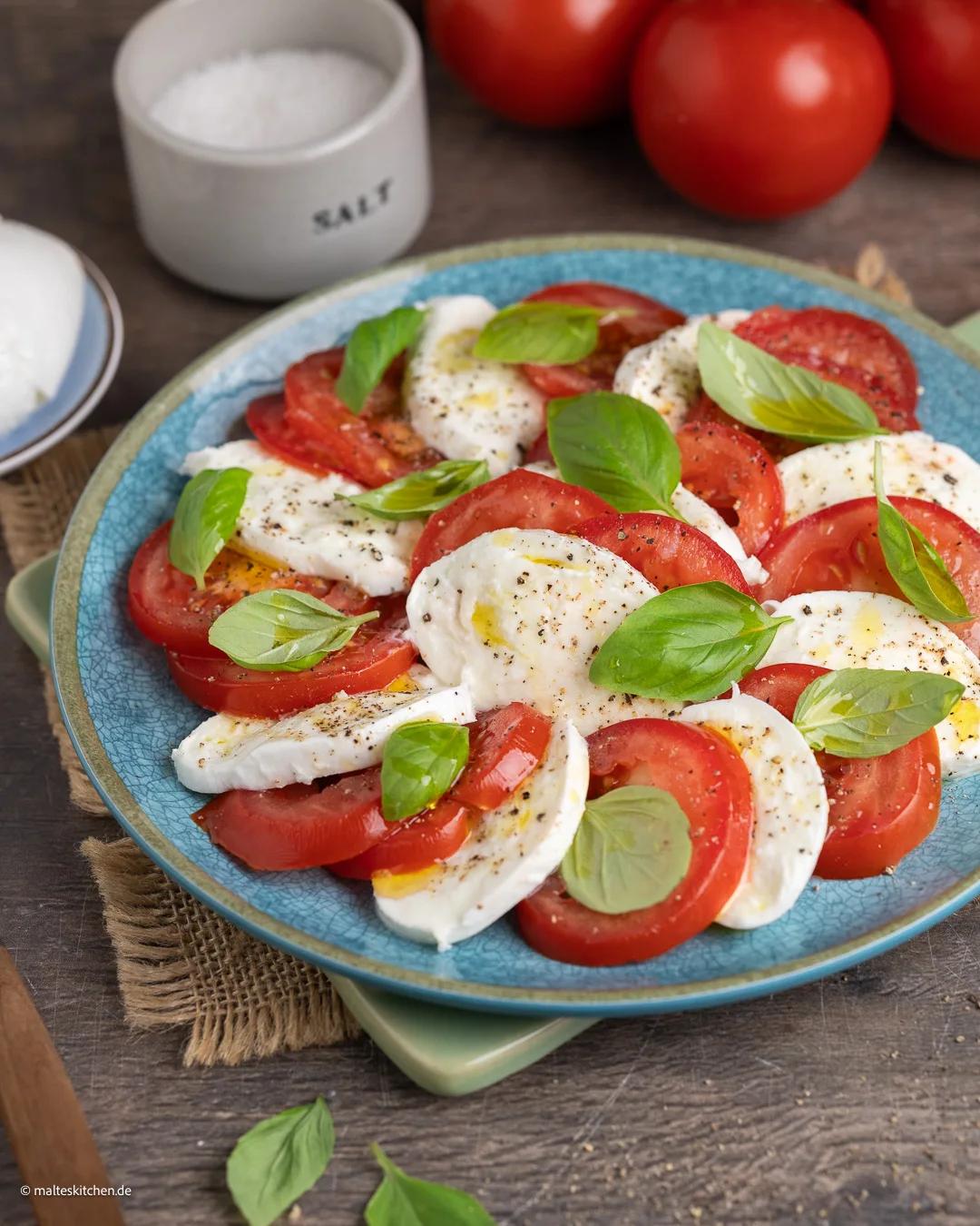 Tomates, mozzarella de bufflonne, basilic