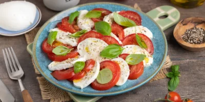 Caprese : Tomate mozzarella au basilic et vinaigre balsamique