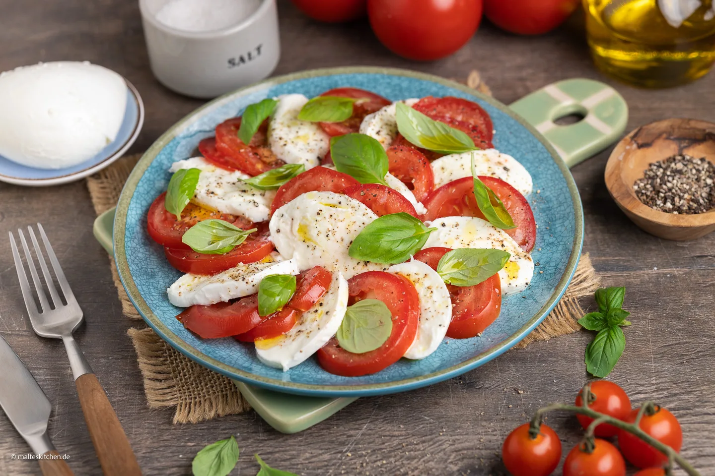 Caprese : Tomate mozzarella au basilic et vinaigre balsamique