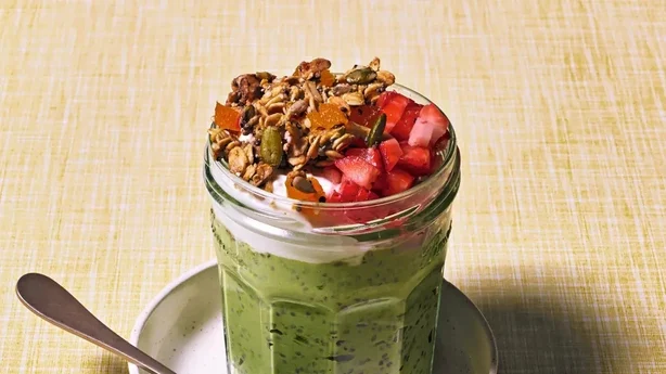 Pudding au matcha et aux fraises et au chia
