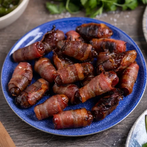 Dattes enveloppées dans du bacon