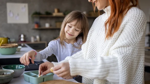 Mère et fille préparant la nourriture