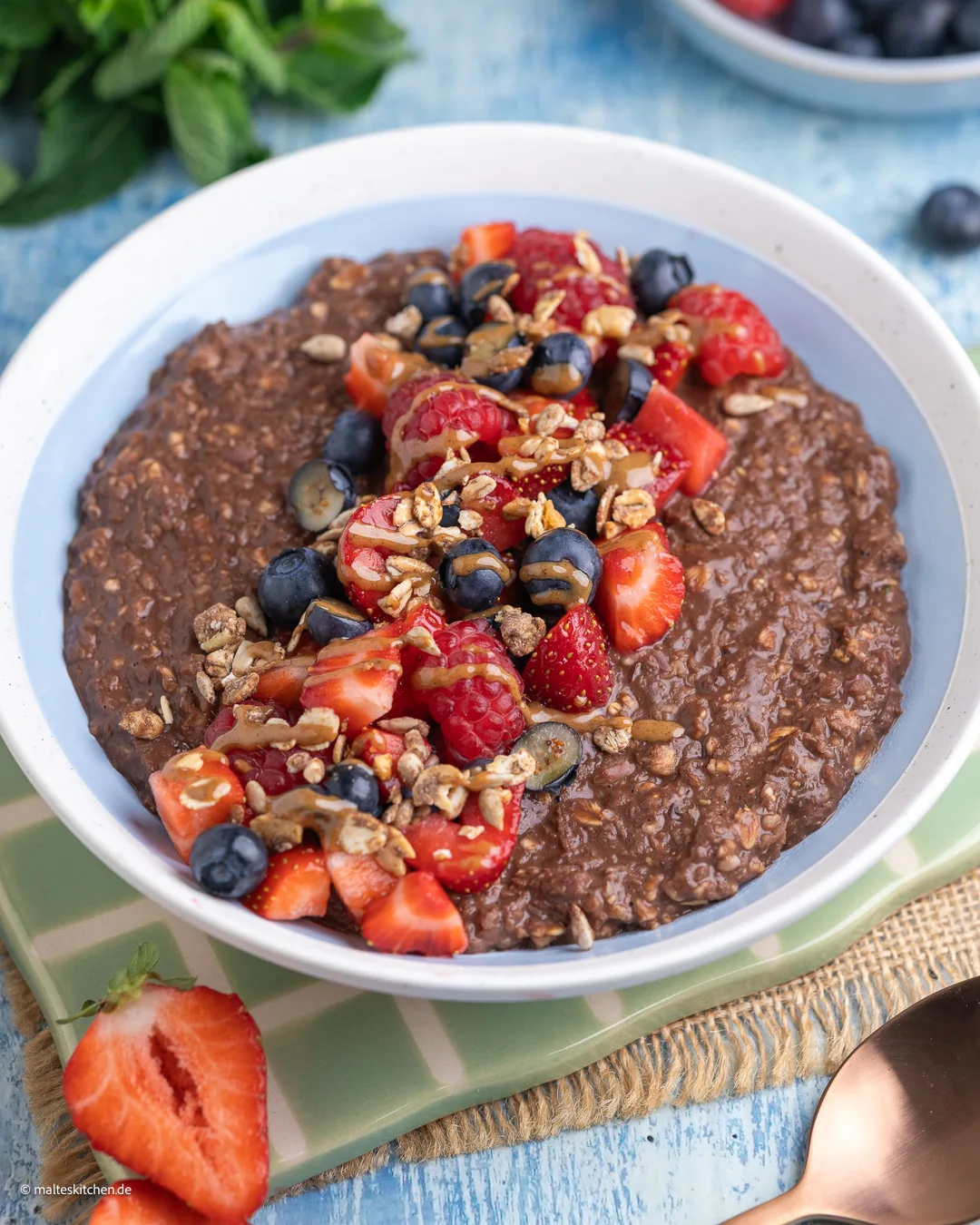 Porridge aux noix et fruits