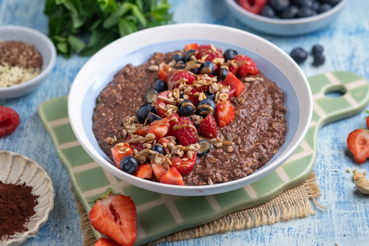 Porridge au chocolat, noix et baies