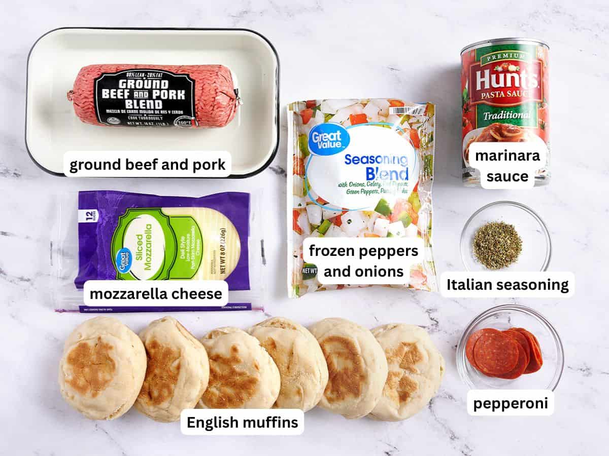 Les ingrédients pour faire des pizza burgers avec des étiquettes.