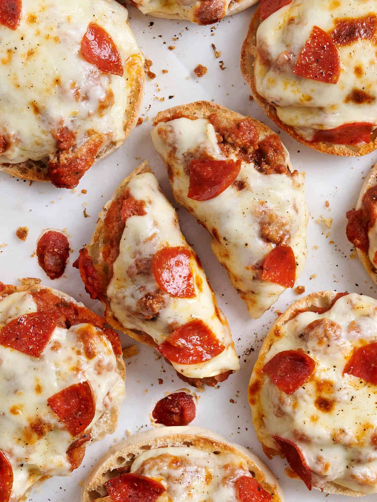 Vue aérienne de hamburgers à pizza faits maison, dont un coupé en deux.