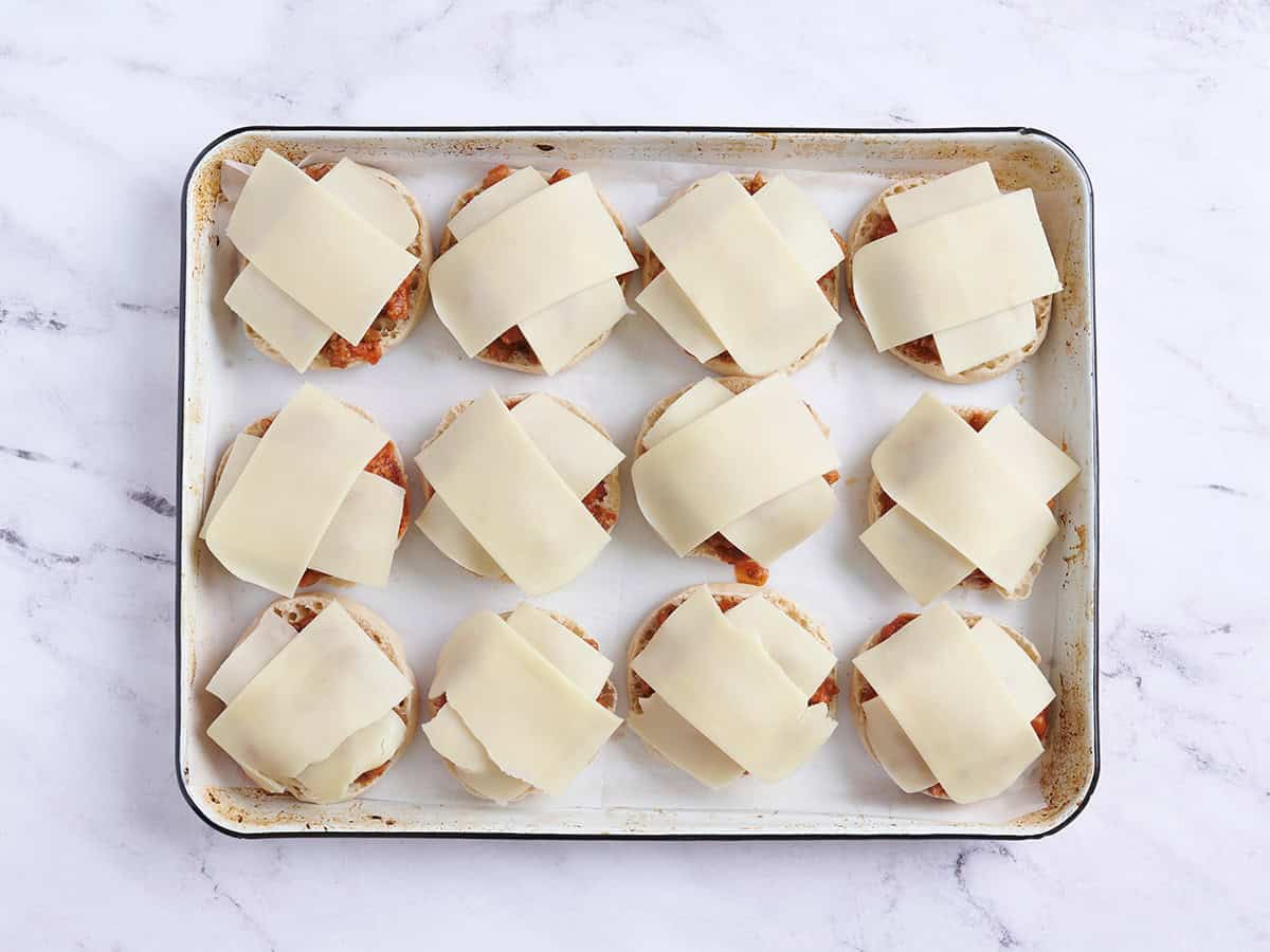 Burgers de pizza garnis de tranches de fromage.