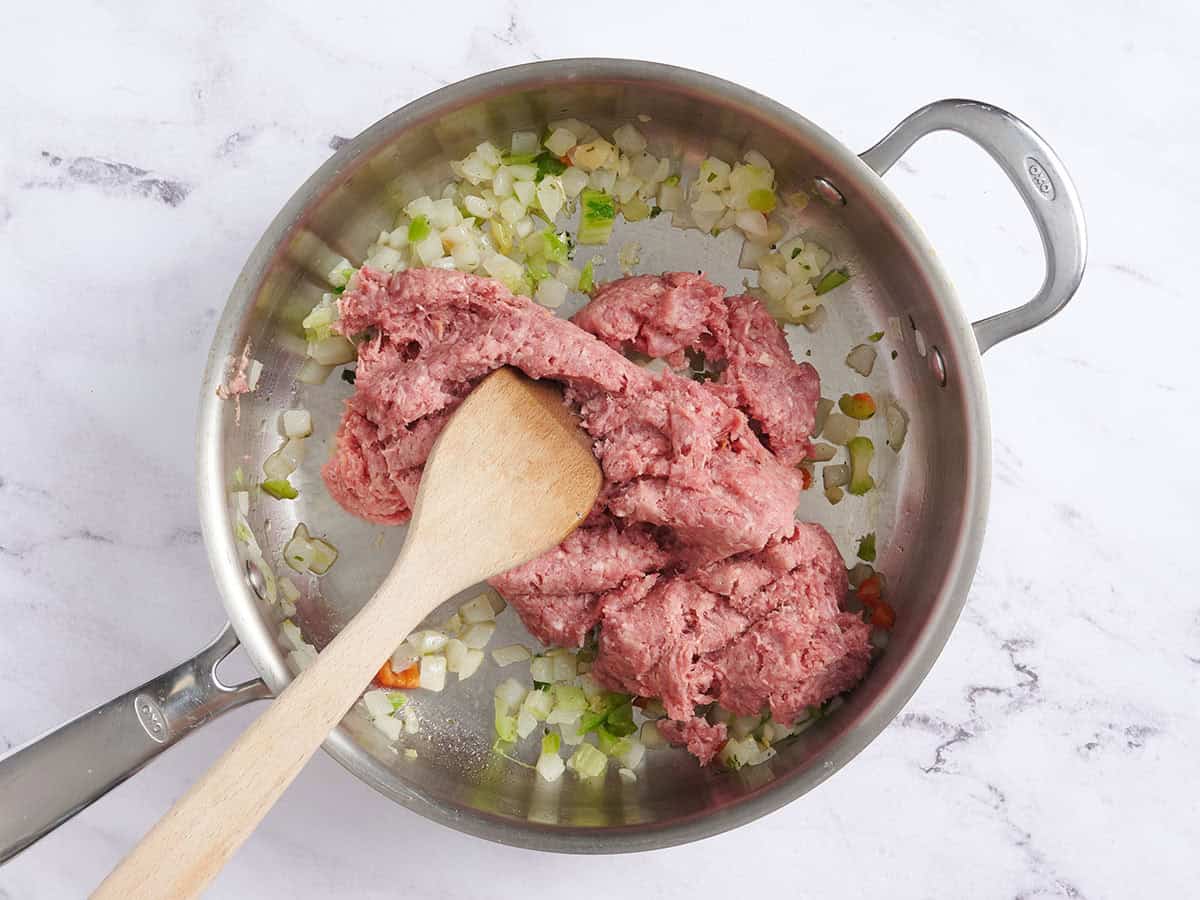 Bœuf haché et saucisses ajoutés aux poivrons et oignons sautés.