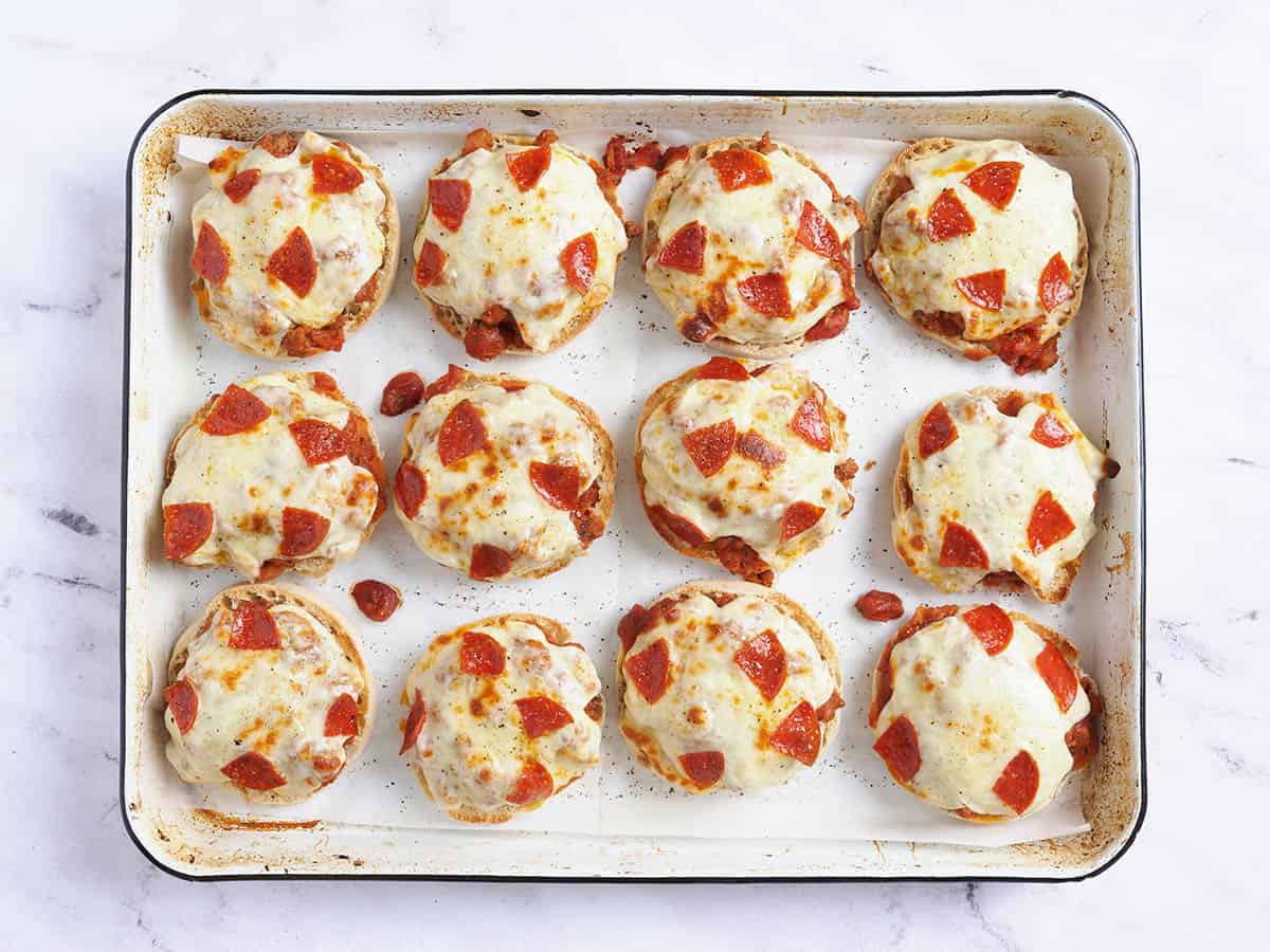 Burgers de pizza finis sur une plaque à pâtisserie.