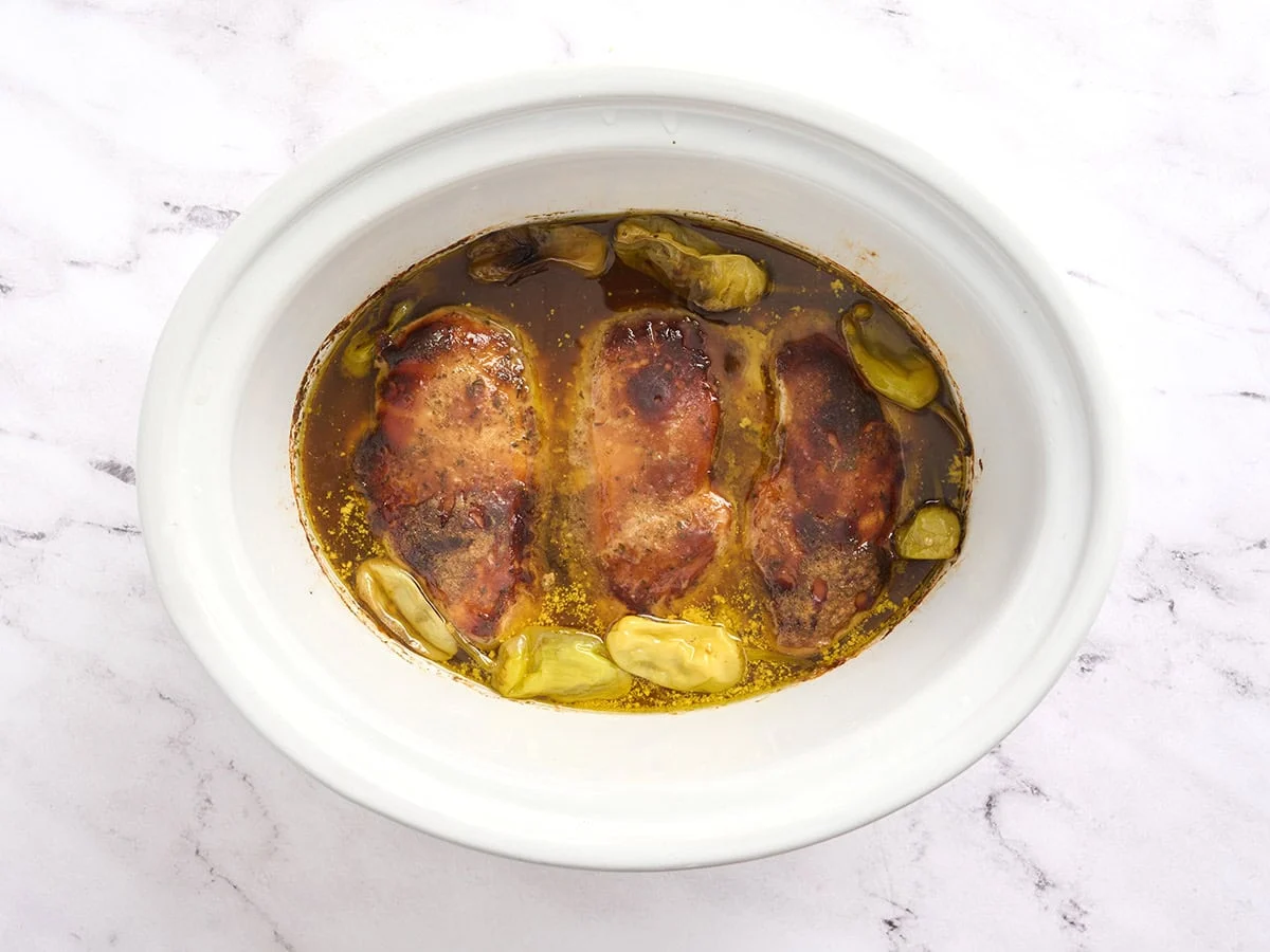 Poulet du Mississippi dans une mijoteuse après cuisson à puissance élevée.
