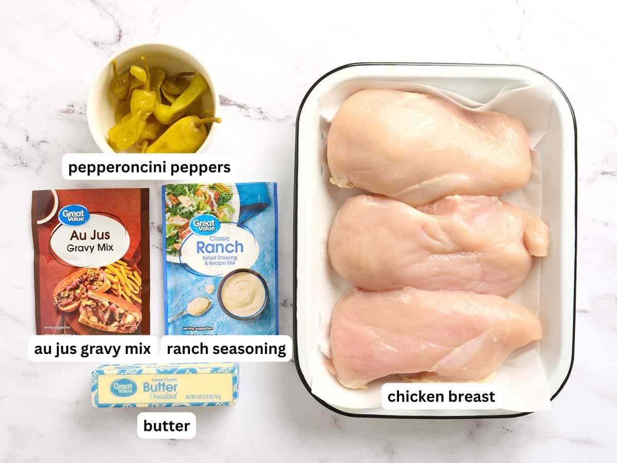 Les ingrédients pour faire du poulet du Mississippi avec des étiquettes.