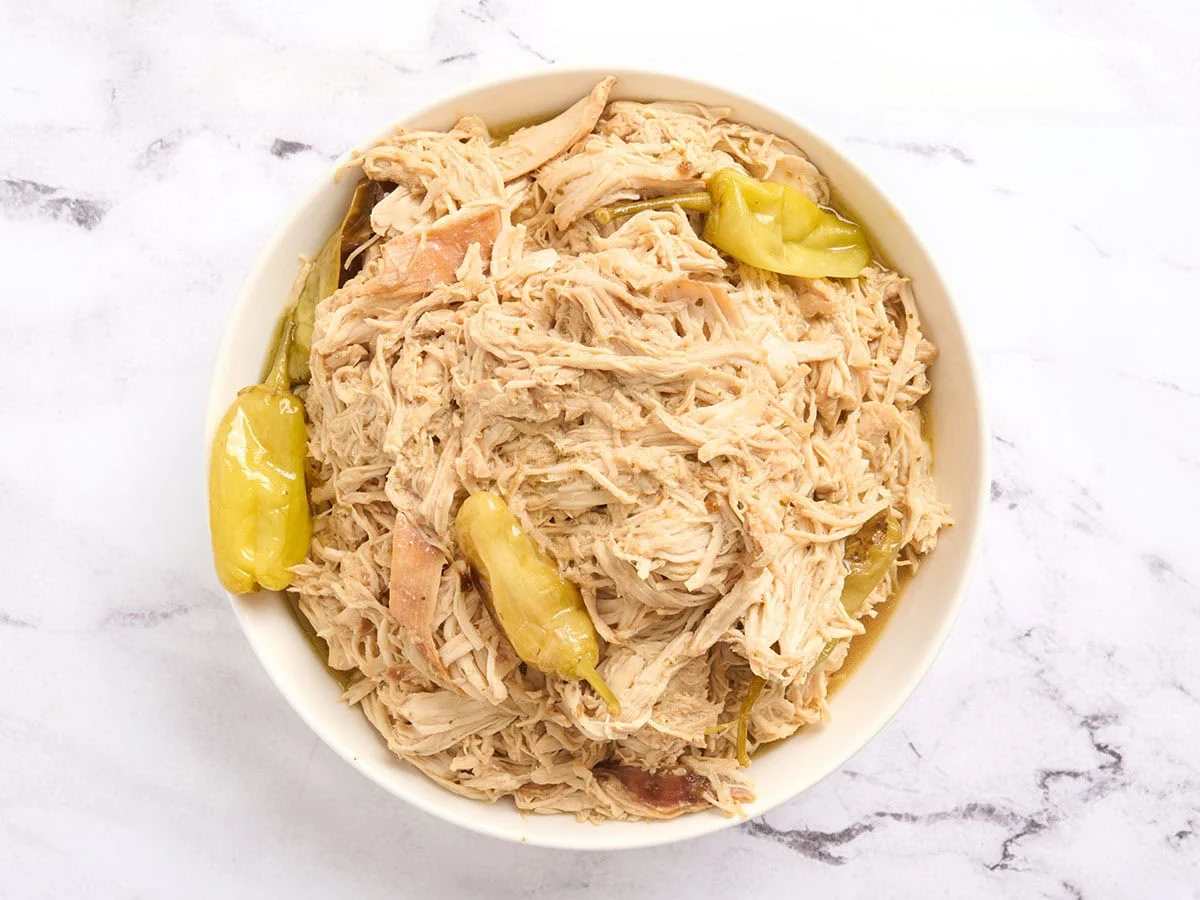 Poulet du Mississippi râpé dans un bol.