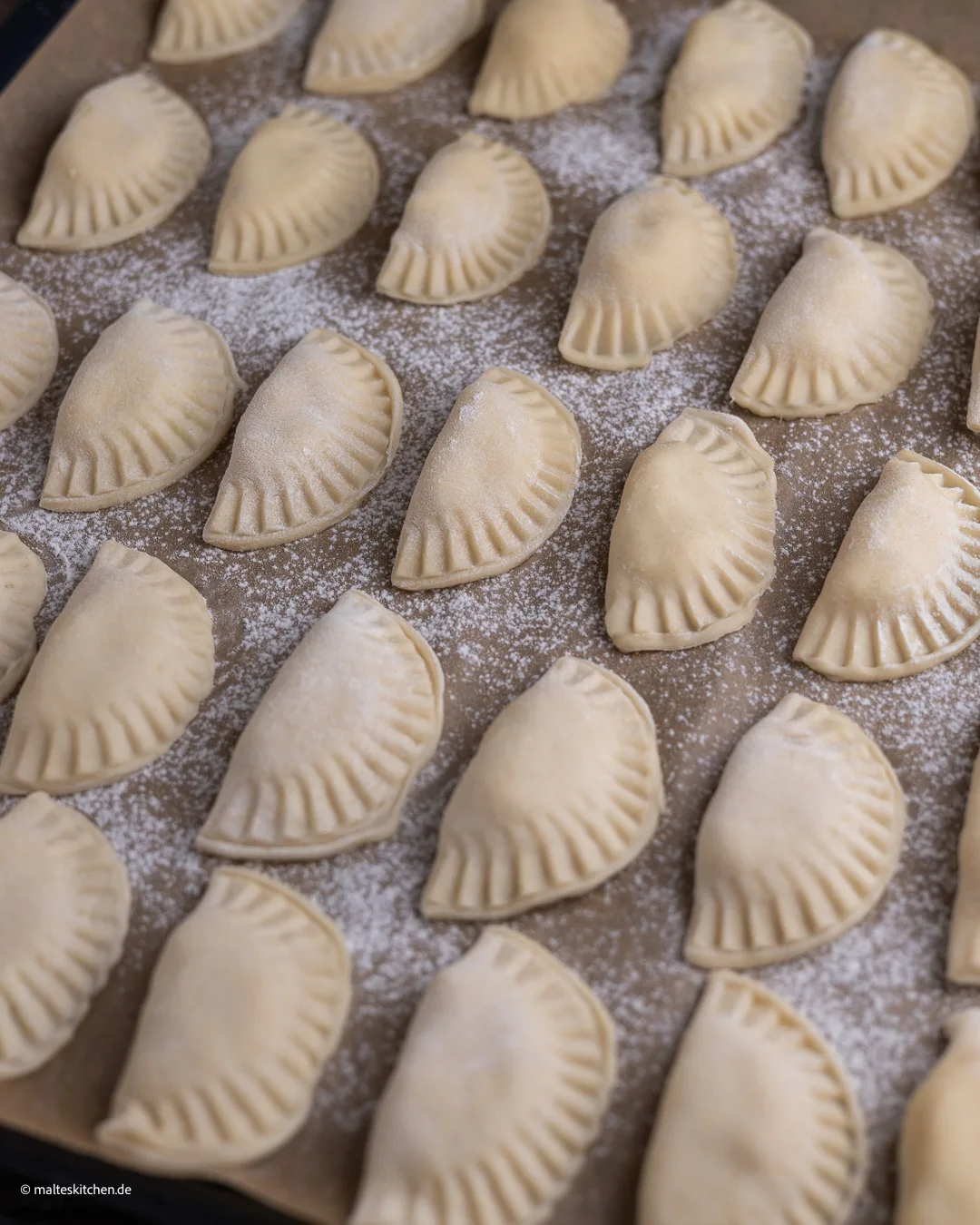 Pierogi sur la plaque à pâtisserie