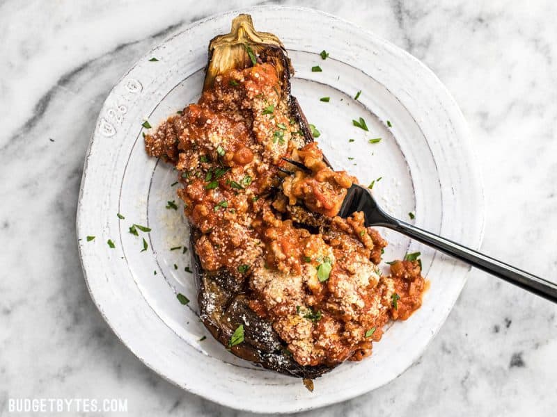 L'aubergine rôtie avec sauce à la viande est un plat principal élégant à faible teneur en glucides qui vous laissera satisfait. Accompagnez-le d'une simple salade verte pour un repas complet. BudgetBytes.com