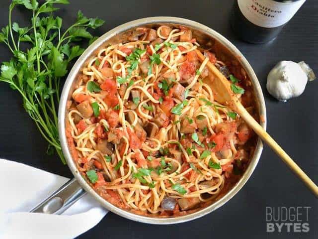 Une poêle de pâtes garnie de sauce aux aubergines.