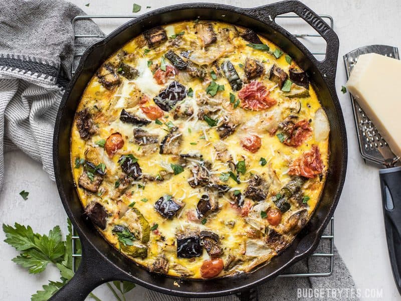 Ratatouille Frittata combine les saveurs riches et complexes de la ratatouille avec la facilité d'une frittata aux œufs. Idéal pour les personnes au régime faible en glucides ou pour utiliser cette récolte exceptionnelle d’été ! BudgetBytes.com