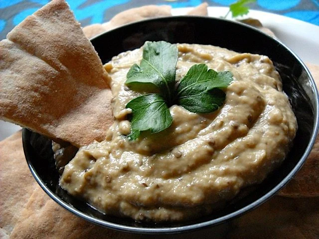 Baba ganoush sur un bol servi avec du pain pita.