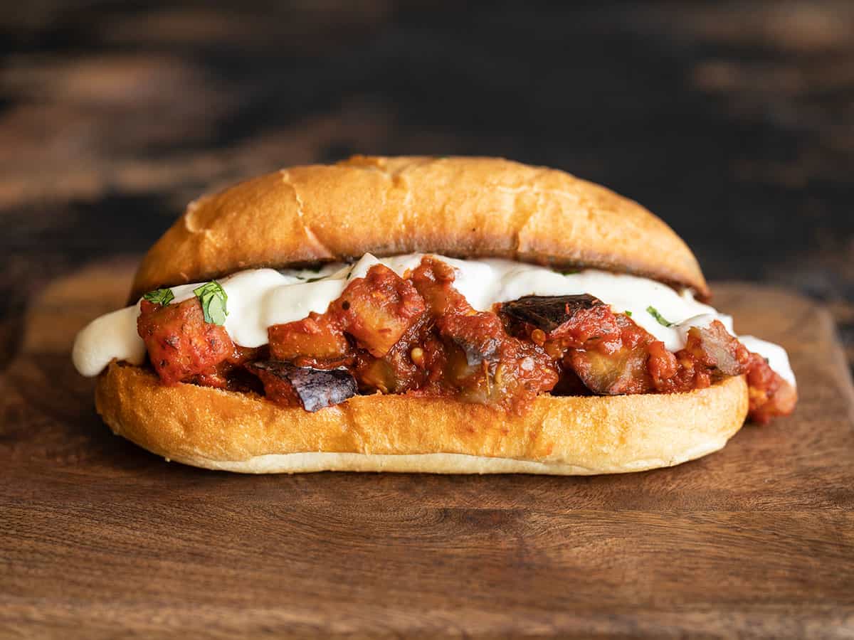vue de face d'un sandwich à l'aubergine et à la mozzarella