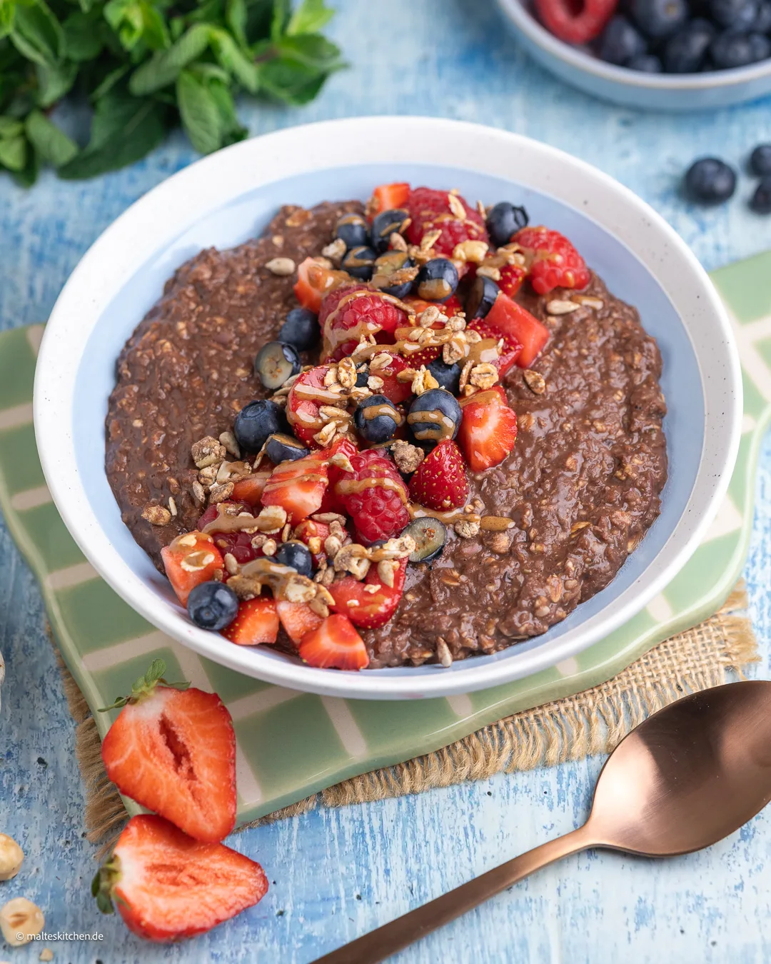 Porridge au chocolat, noix et baies