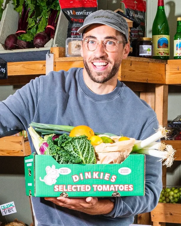 Makin tenant une boîte de légumes